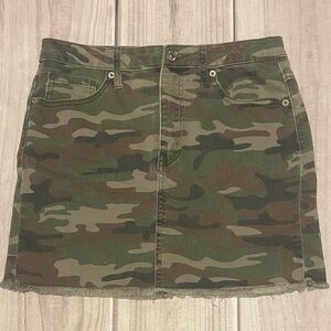 Forever 21 Size Small Camouflage Camo Mini Skirt Pockets Frayed Hem